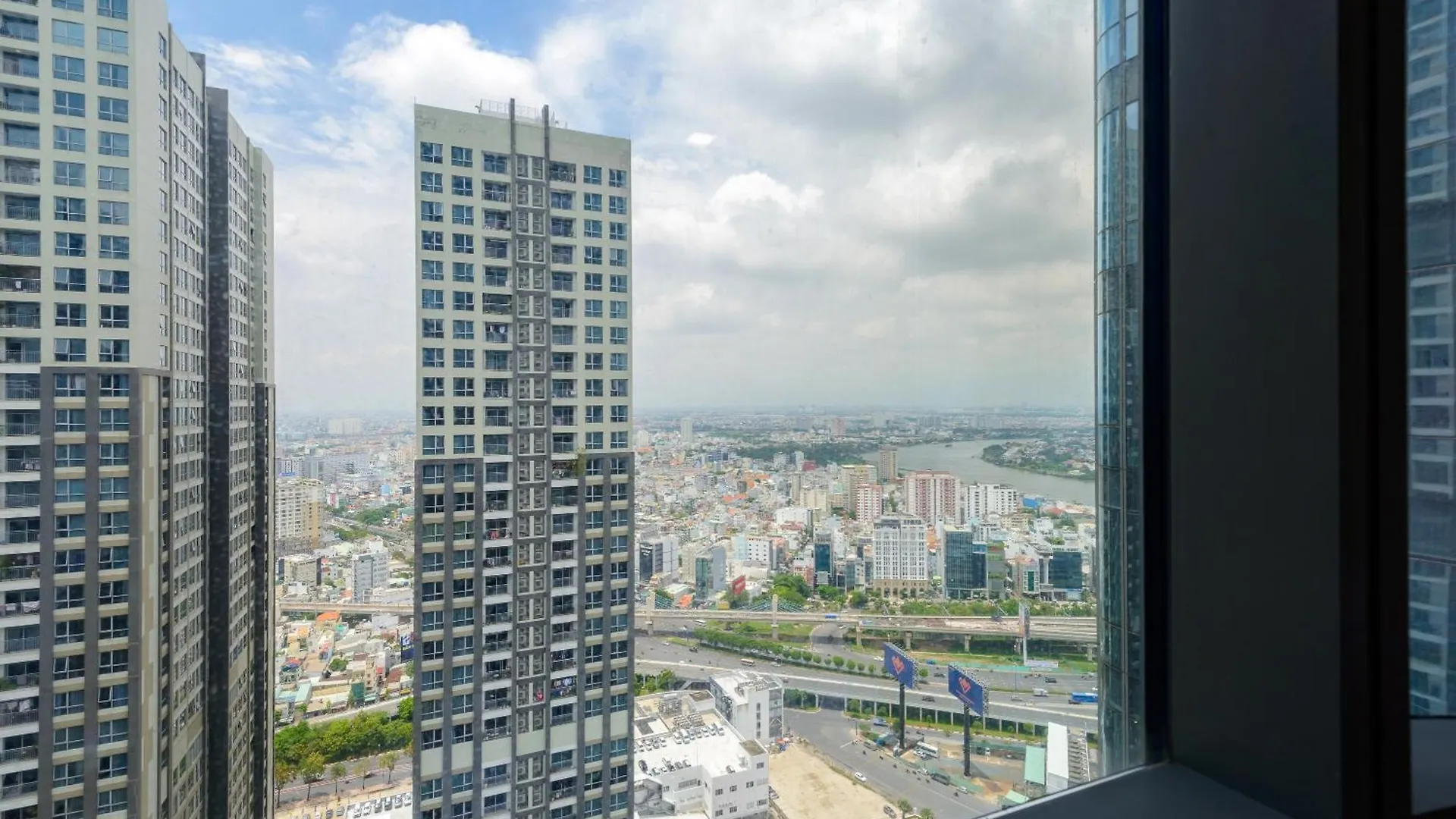 Landmark 81 & Vinhomes Urban Ho Chi Minh City Apartment
