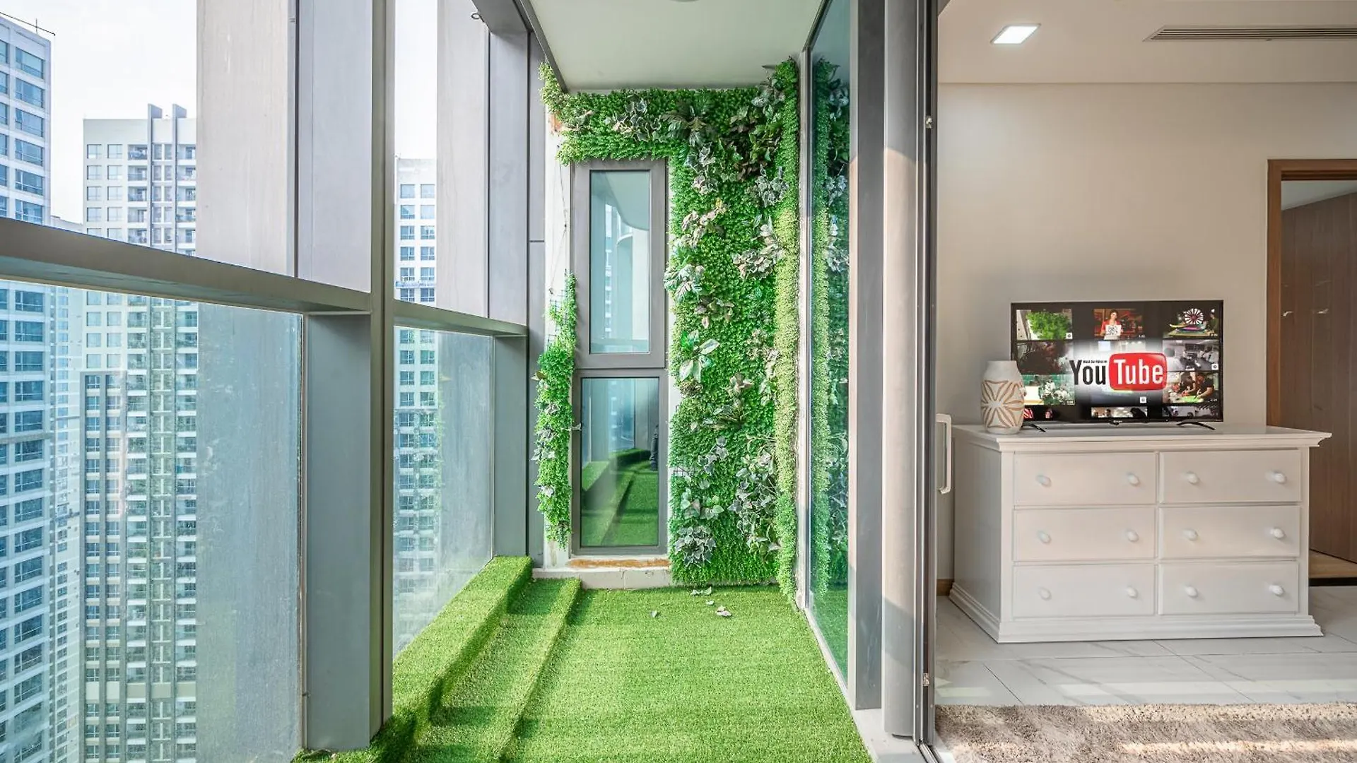 Apartment Landmark 81 & Vinhomes Urban Ho Chi Minh City